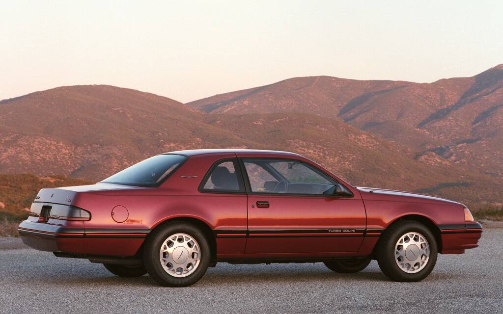 <p>Ford Thunderbird Turbo Coupe 1988</p>