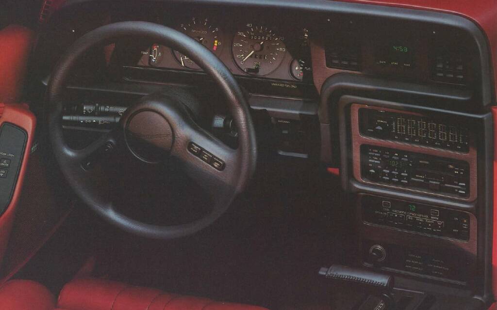 <p>Intérieur de la Ford Thunderbird Turbo Coupe 1988</p>