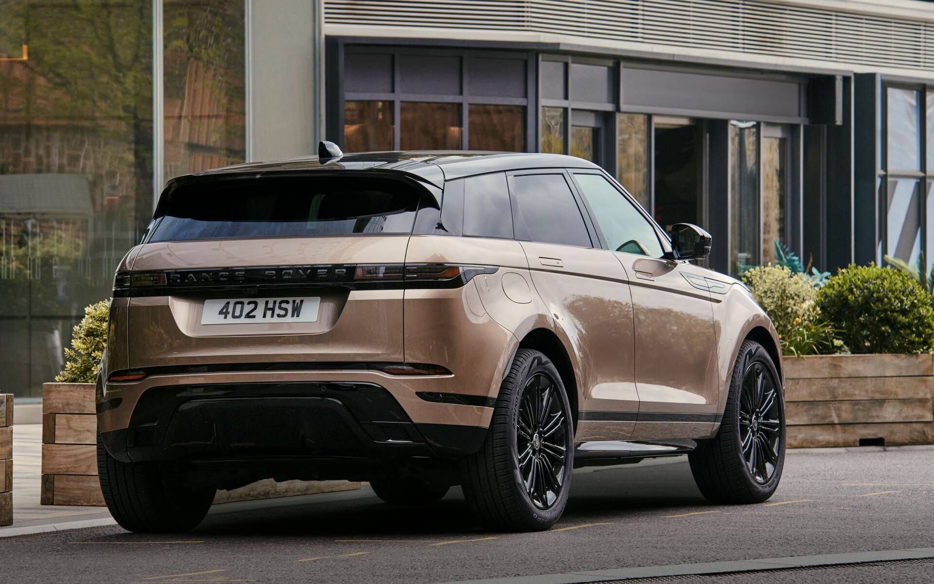 https://i.gaw.to/content/photos/59/39/593942-jlr-range-rover-evoque-2024-restylage-et-mise-a-jour-techno.jpeg