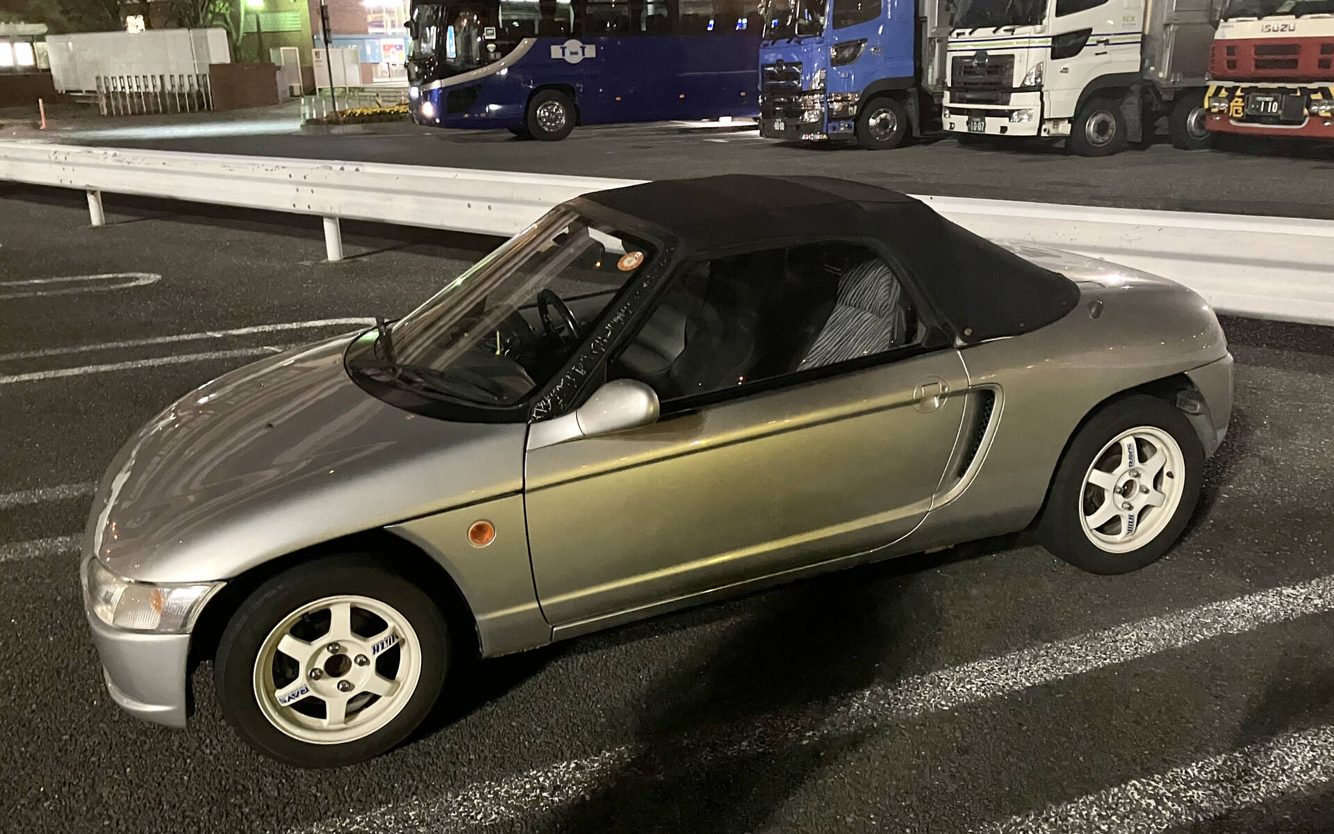 Dans les rues de Tokyo et Hiroshima : des trésors automobiles à la pelletée 595546-dans-les-rues-de-tokyo-et-d-hiroshima-des-tresors-automobiles-a-la-pelletee