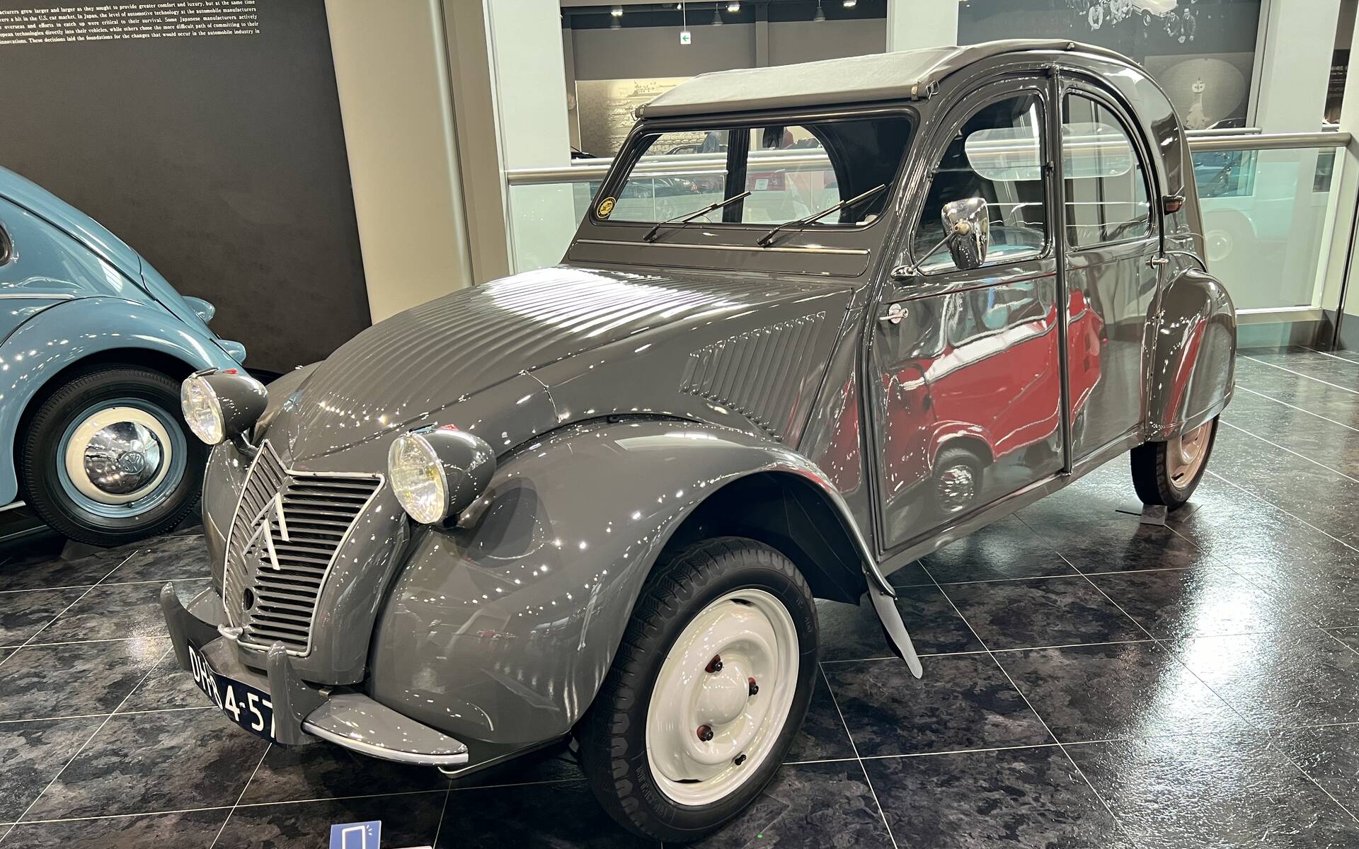 <p>Citroen 2CV Type A 1953 - Musée Toyota à Nagoya au Japon</p>