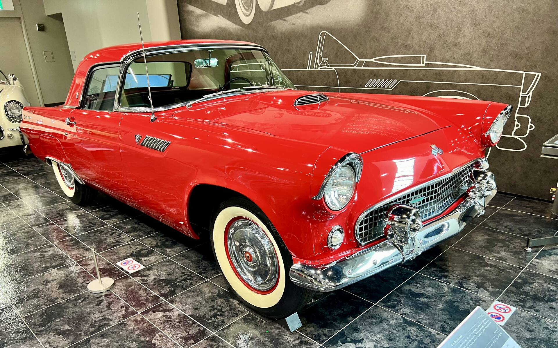 <p>Ford Thunderbird 1955 - Musée Toyota à Nagoya au Japon</p>
