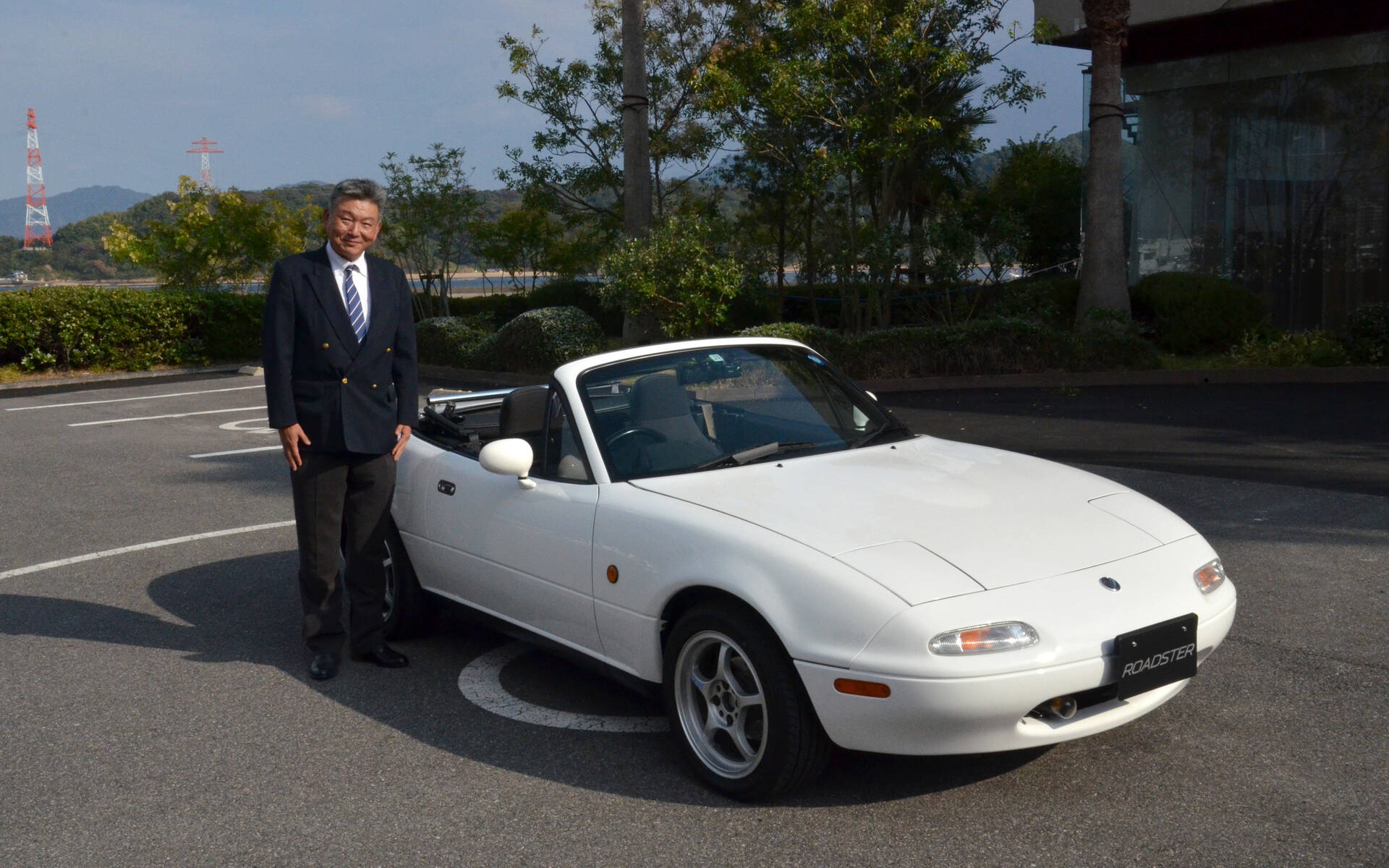 <p>M. Kazuo Moritani avec sa Mazda MX-5&nbsp;1990 restaurée en 2020.</p>