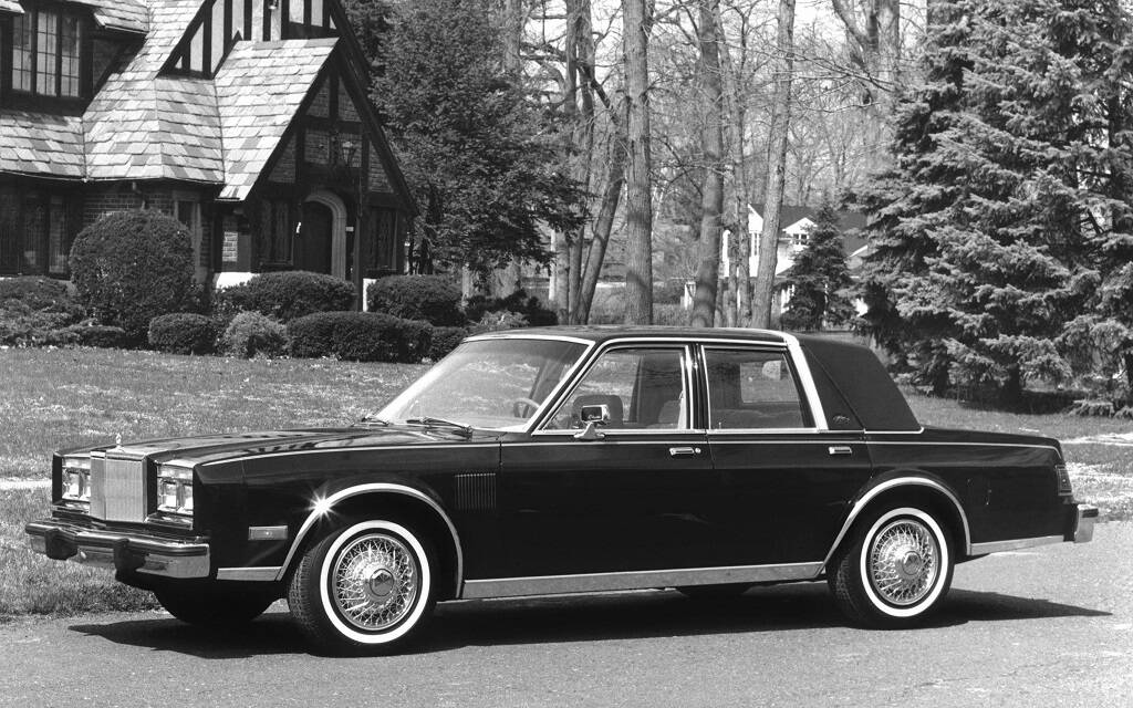 <p>Chrysler New Yorker Fifth Avenue 1983 (propulsion sur plateforme M)</p>