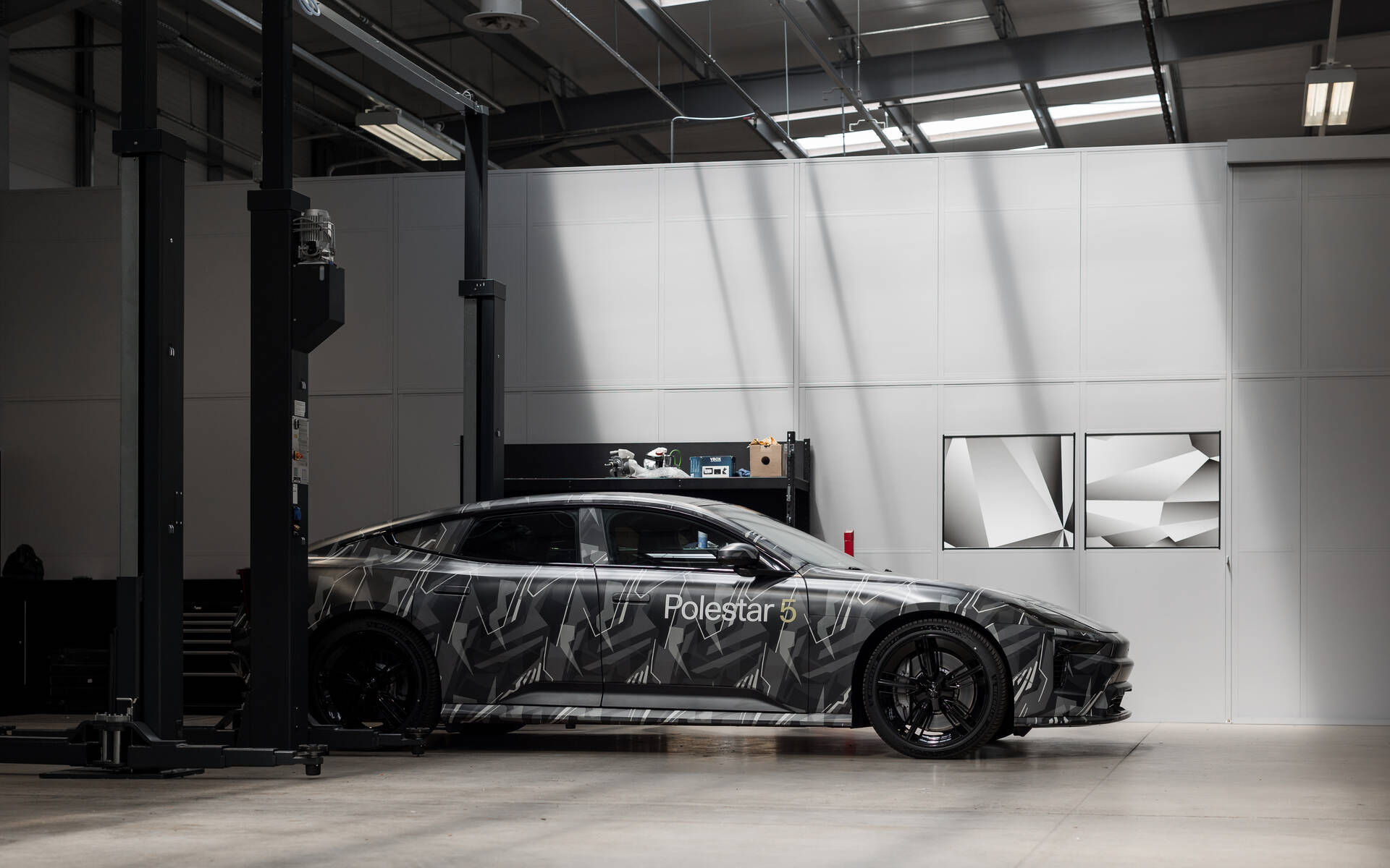 <p>La Polestar 5 en phase de tests.</p>