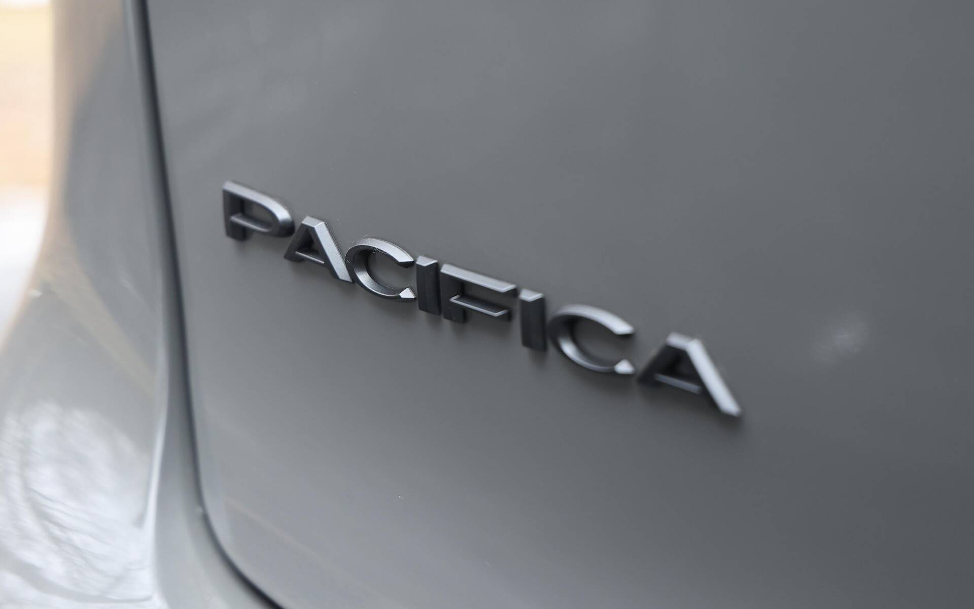 <p>Chrysler Pacifica Touring-L Road Tripper 2023</p>