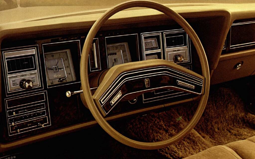 <p>Tableau de bord de la Continental Mark V 1977</p>