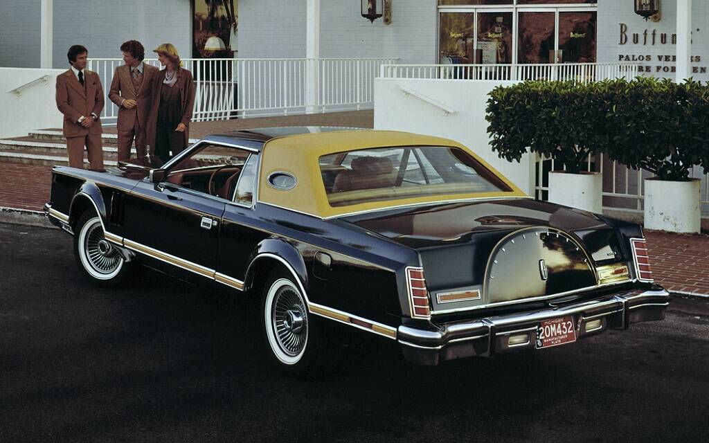 <p>Lincoln Continental Mark V Edition Bill Blass 1977</p>