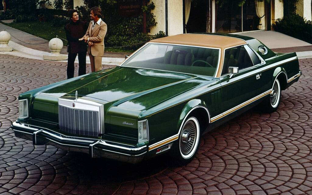 <p>Lincoln Continental Mark V Edition Givenchy 1977</p>