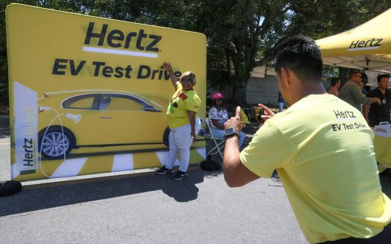 Hertz se départit de véhicules électriques pour revenir à l'essence 603851-hertz-to-shrink-ev-rental-fleet-in-u-s