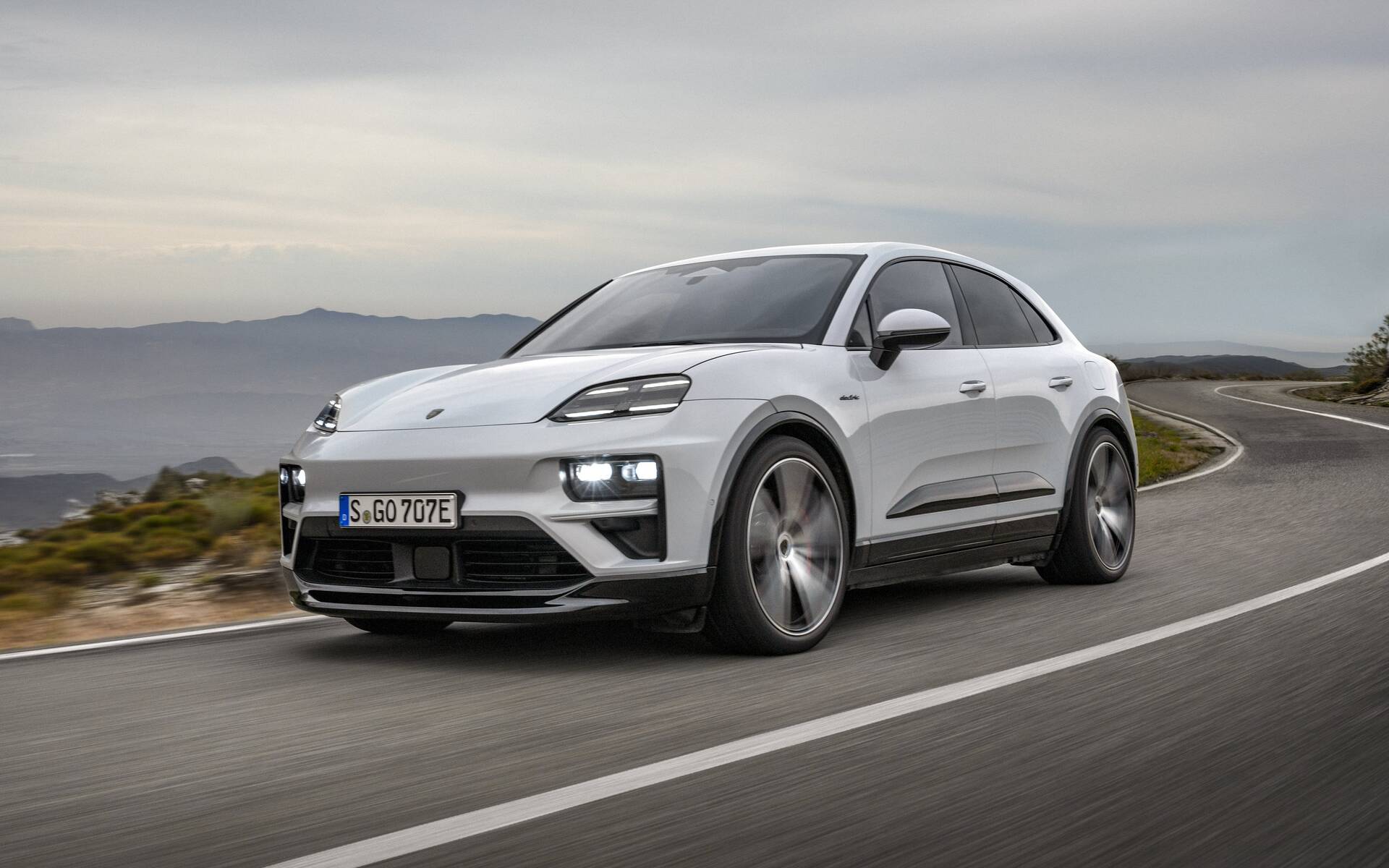 https://i.gaw.to/content/photos/60/52/605275-second-gen-porsche-macan-debuts-with-all-electric-powertrain.jpeg?460x287