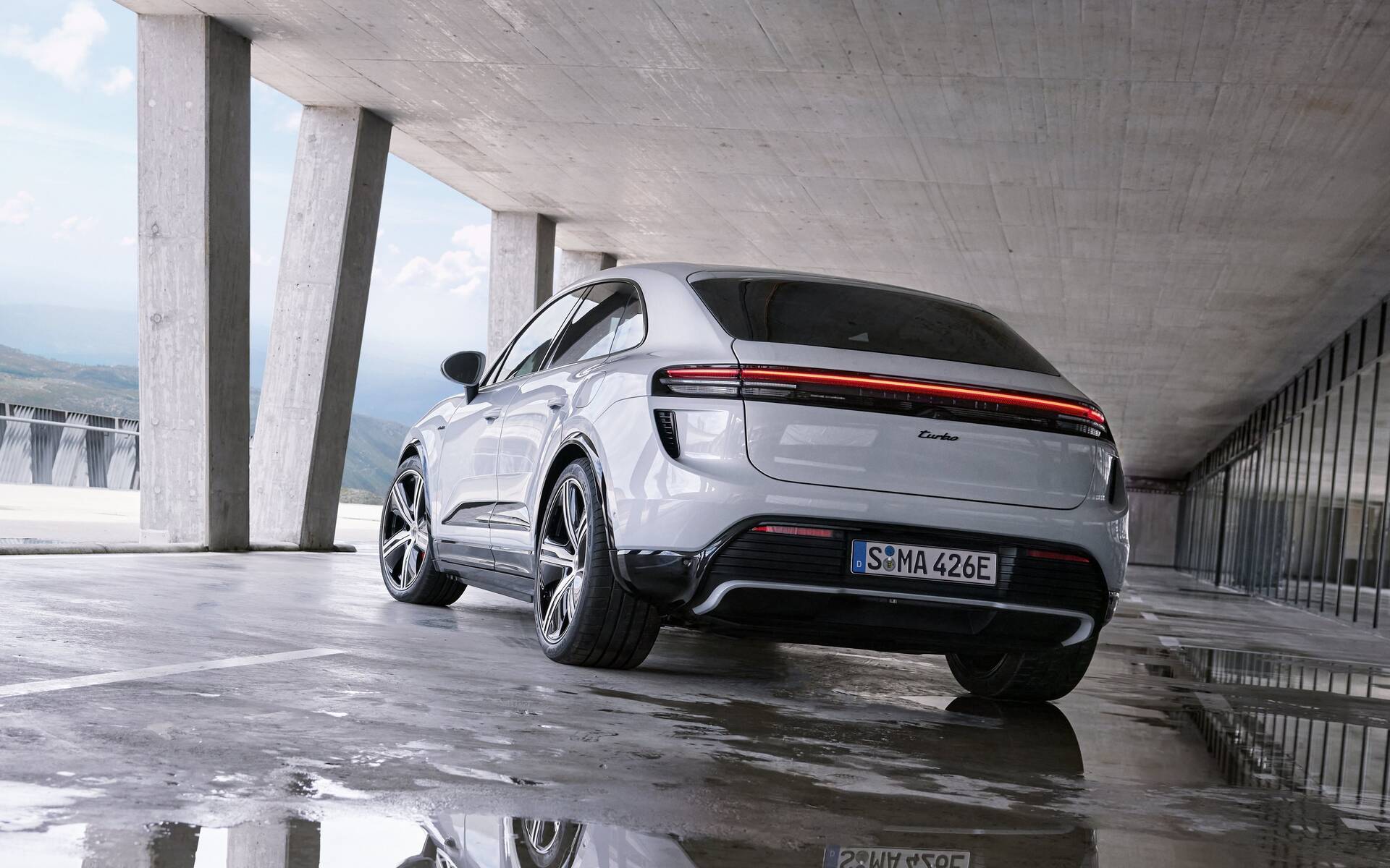 Voici le nouveau Porsche Macan, 100 % électrique et encore plus sportif 605276-second-gen-porsche-macan-debuts-with-all-electric-powertrain