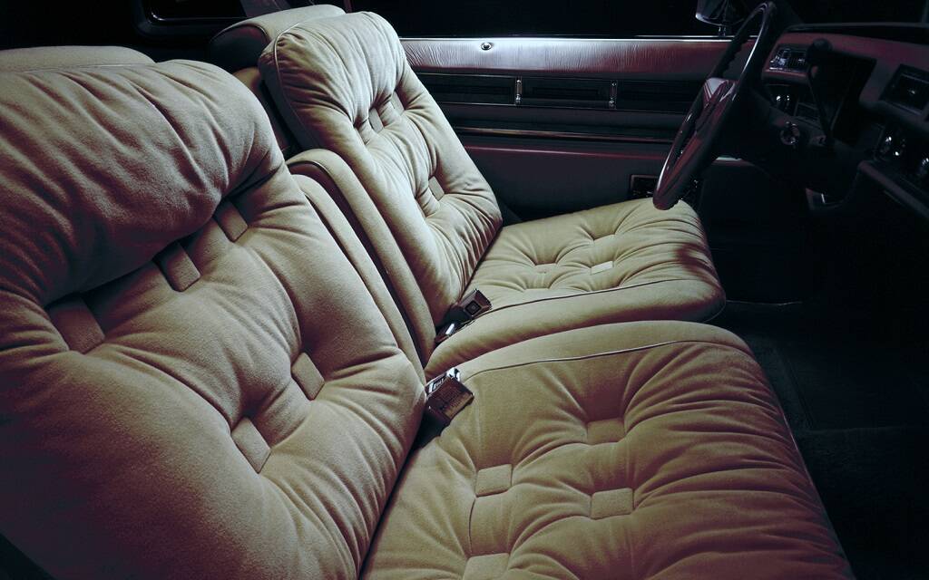 <p>Cadillac De Ville D'Elegance 1976</p>