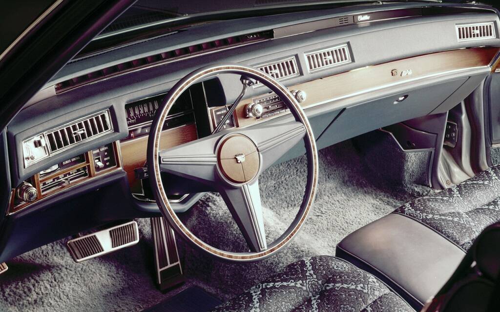 <p>Cadillac De Ville 1976</p>