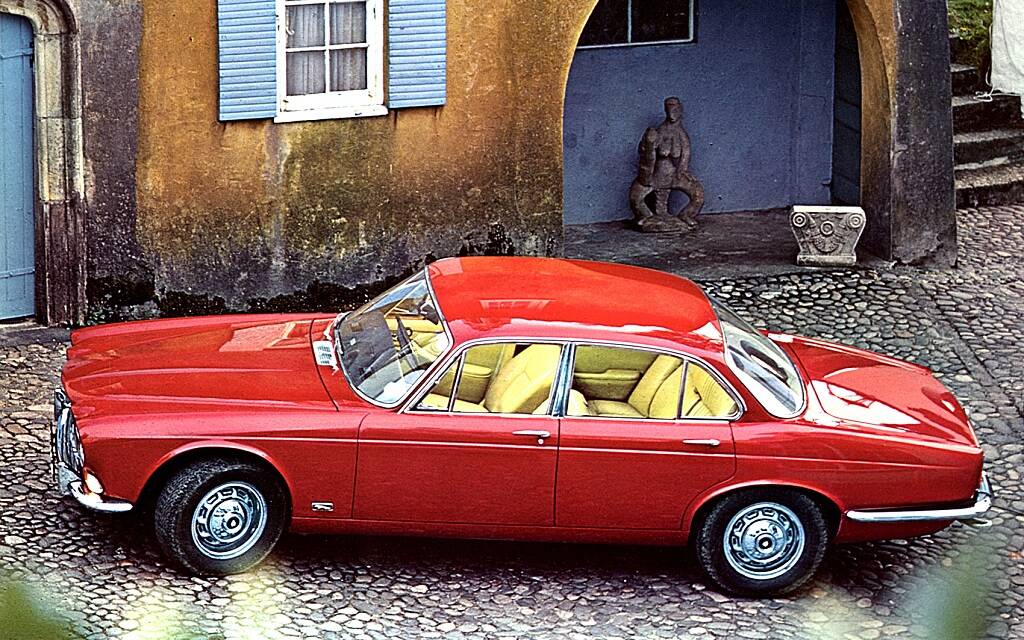 <p>Jaguar XJ12 Série 2&nbsp;1973 (Angleterre)</p>