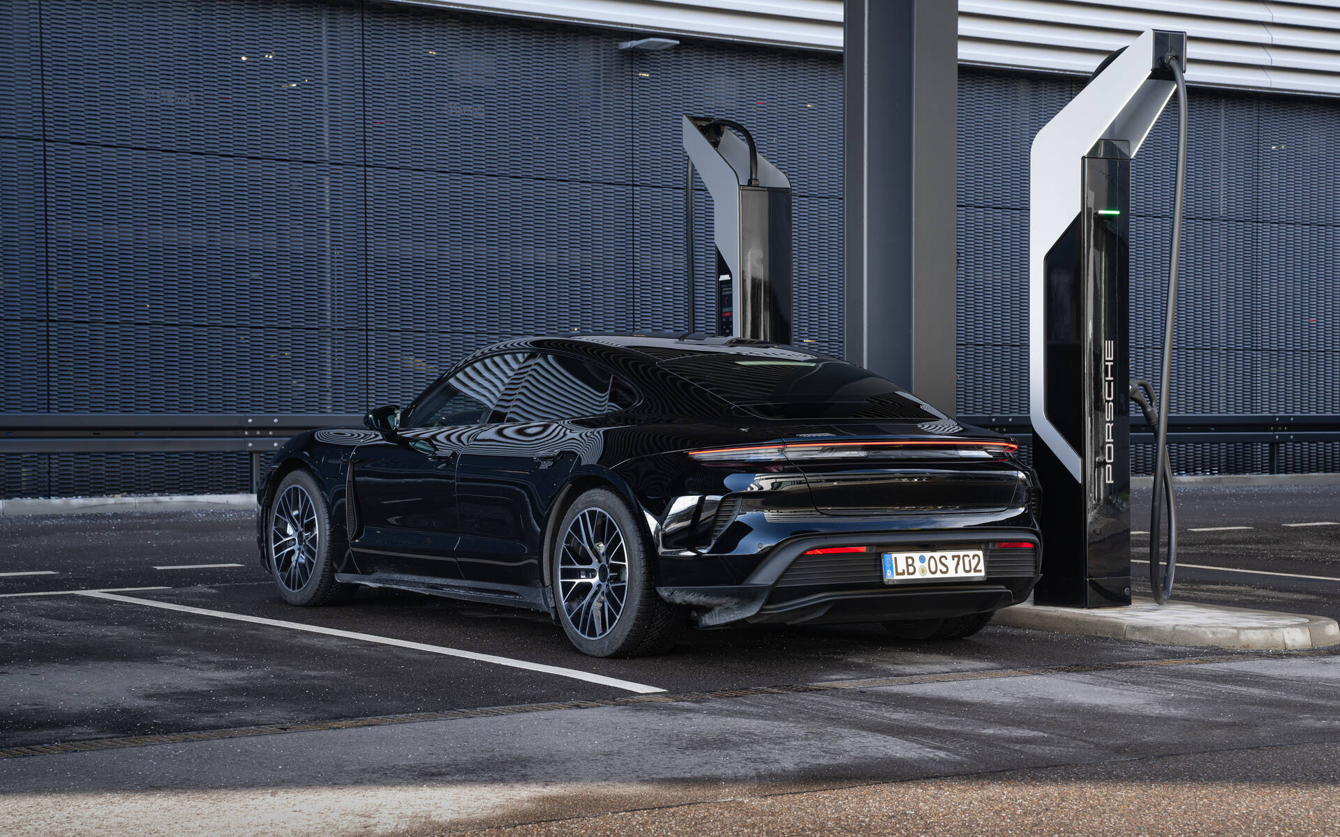 Porsche Taycan 2025 : plus d'autonomie et de performance 606777-porsche-taycan-2025-plus-d-autonomie-et-de-performance