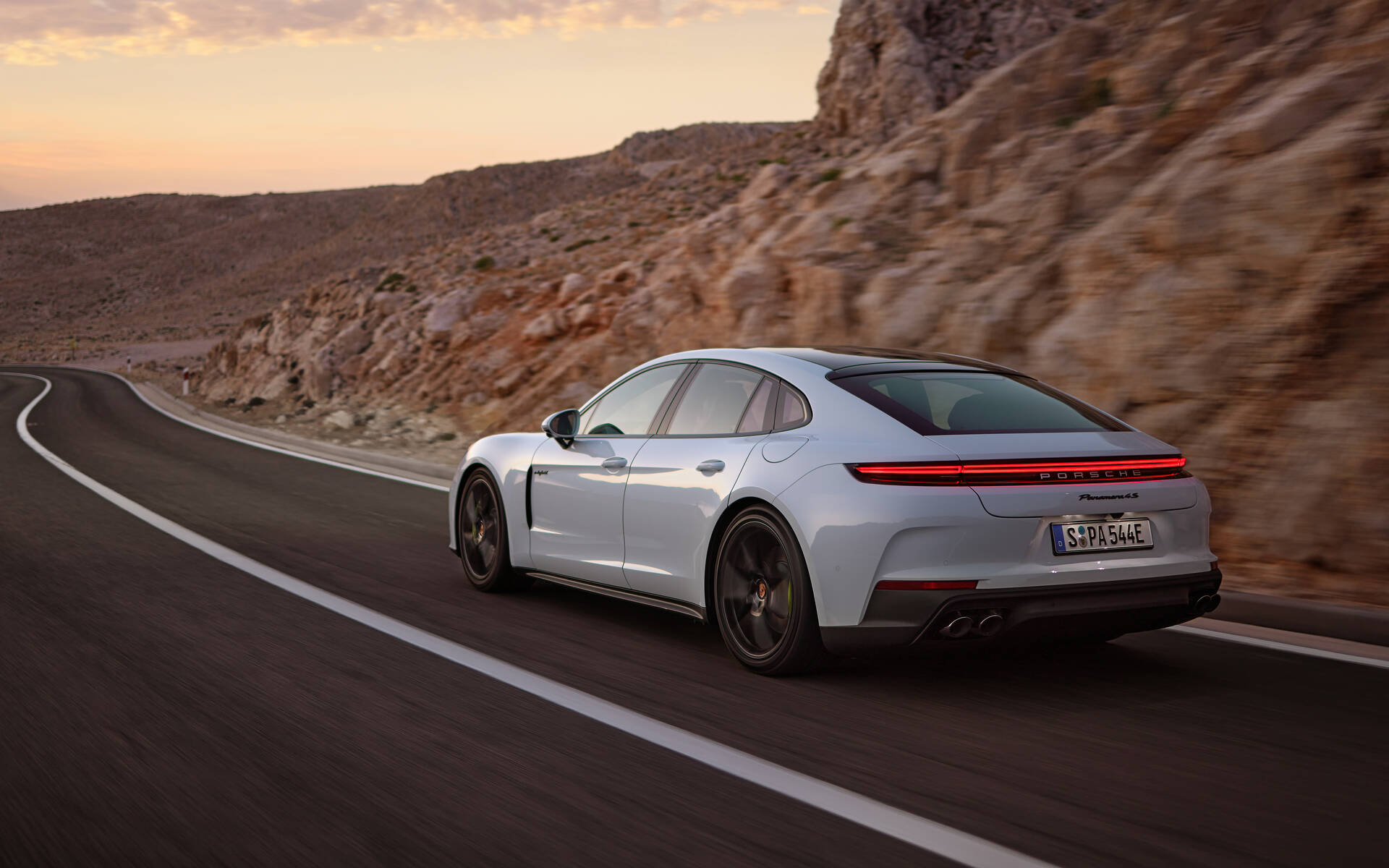 Porsche Panamera 2025 : deux nouvelles versions hybrides s’ajoutent 608942-porsche-panamera-2024-deux-nouvelles-versions-hybrides-s-ajoutent