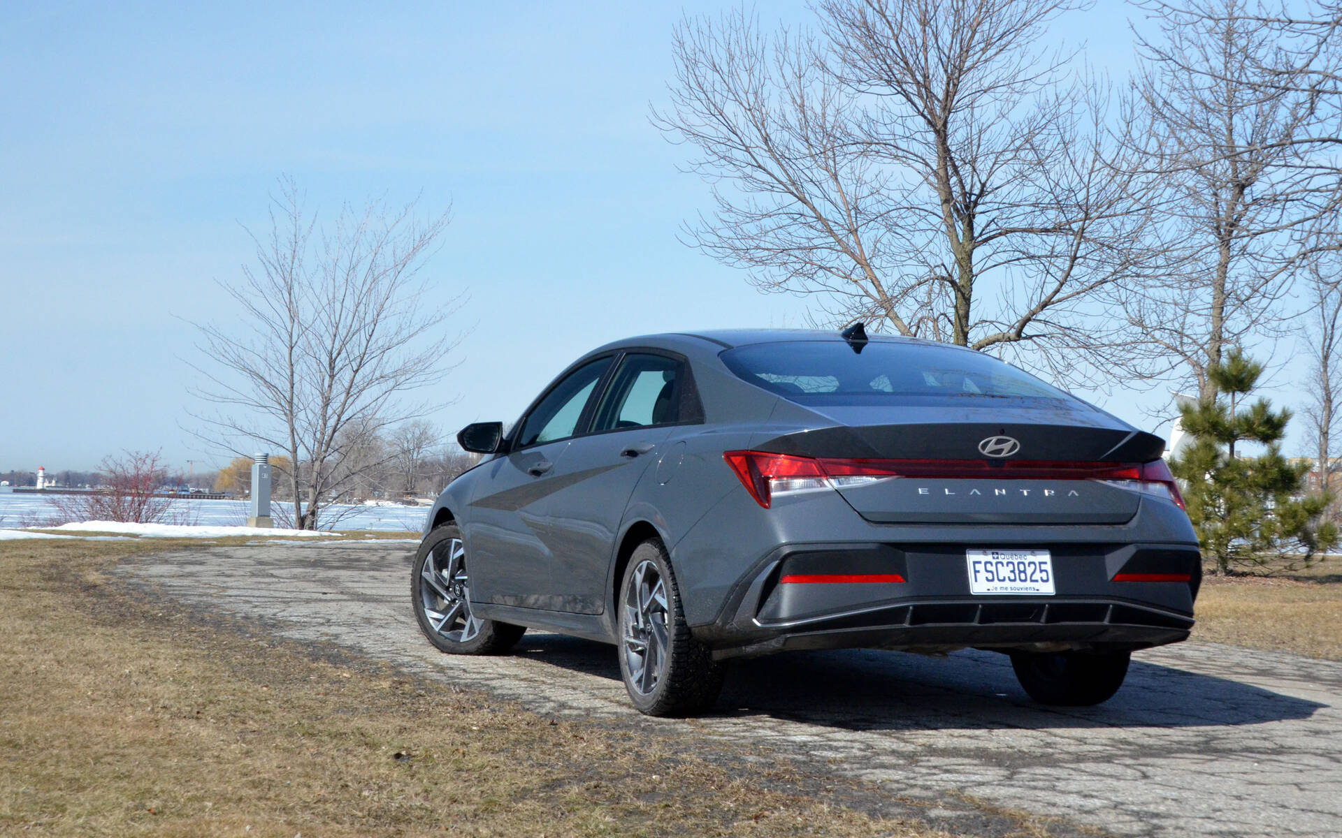 <p>Hyundai Elantra Preferred (avec l'ensemble Tech) 2024</p>