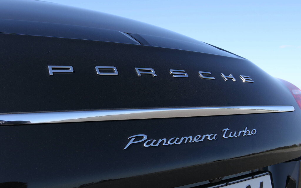 Porsche Panamera 2010 et 2025 : 15 ans d'évolutions 610667-porsche-panamera-2009-et-2024-15-ans-les-separent