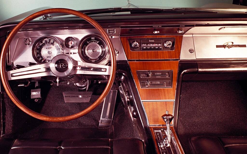 <p>Intérieur de la Buick Riviera 1964</p>