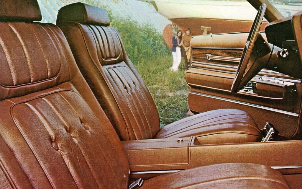 <p>Intérieur de la Buick Riviera 1973</p>