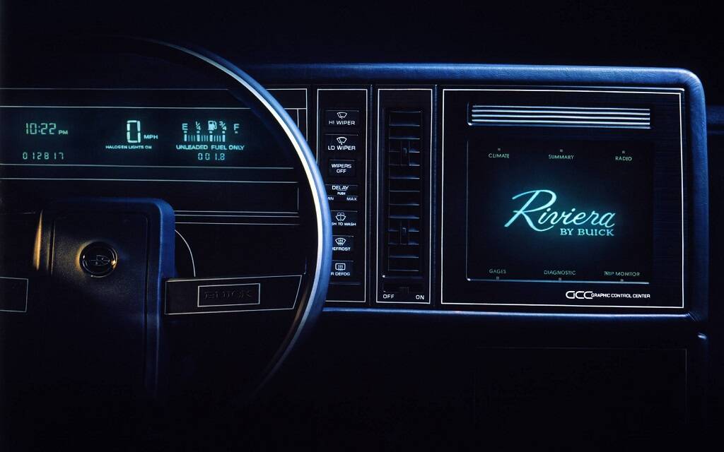 <p>Planche de bord de la Buick Riviera 1986 (avec écran tactile)</p>