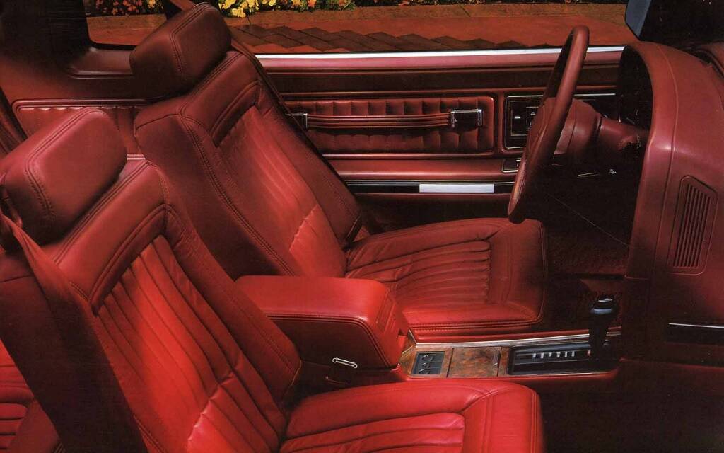 <p>Intérieur de la Buick Riviera 1992</p>