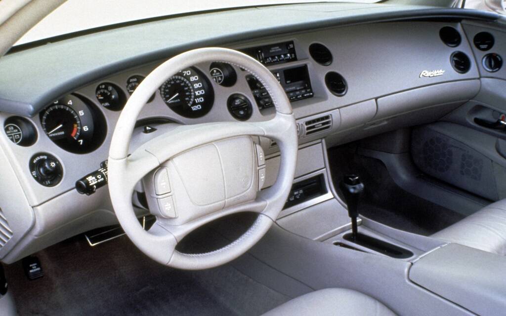<p>Intérieur de la Buick Riviera 1995</p>