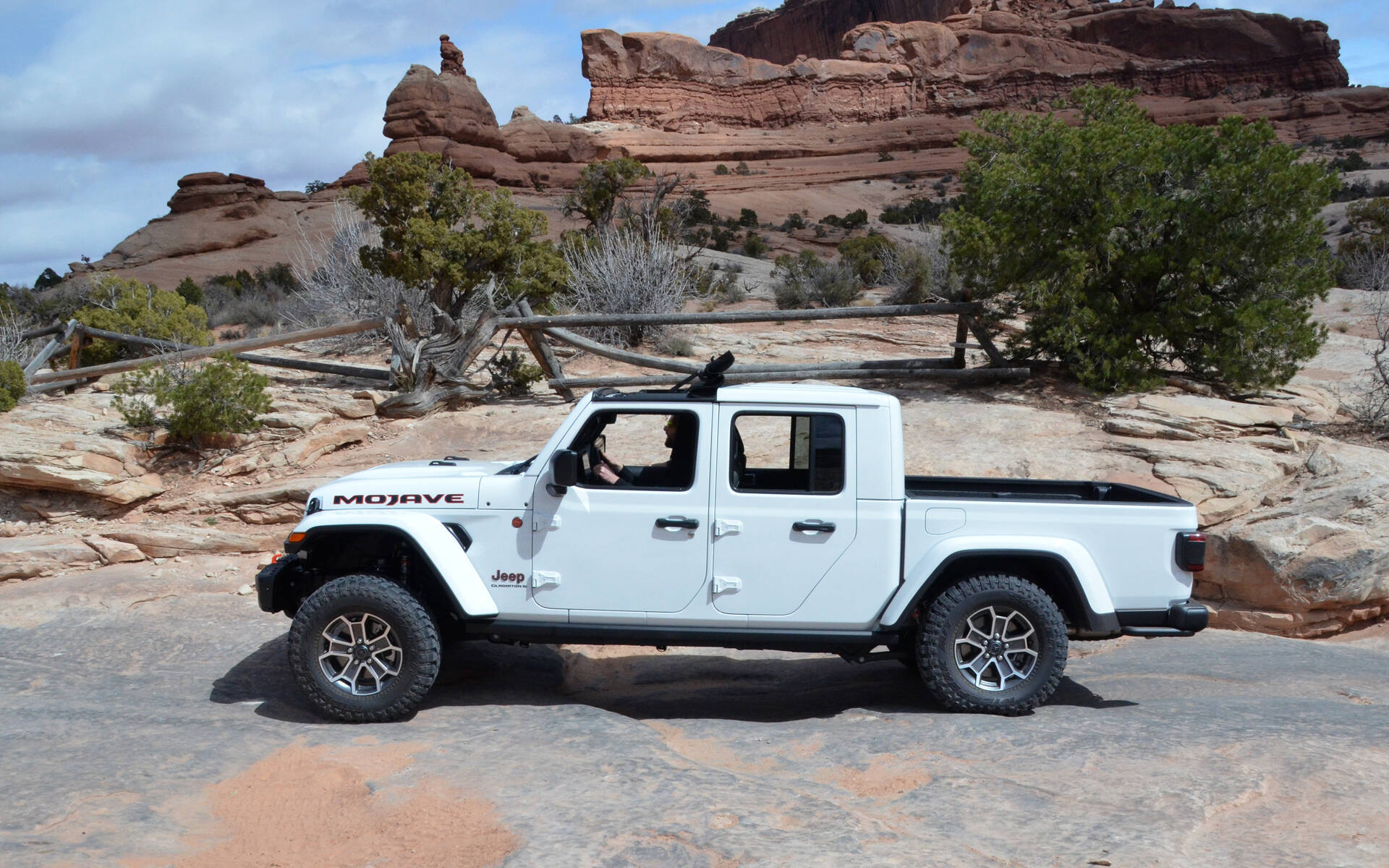 <p>Jeep Gladiator Mojave 2024</p>