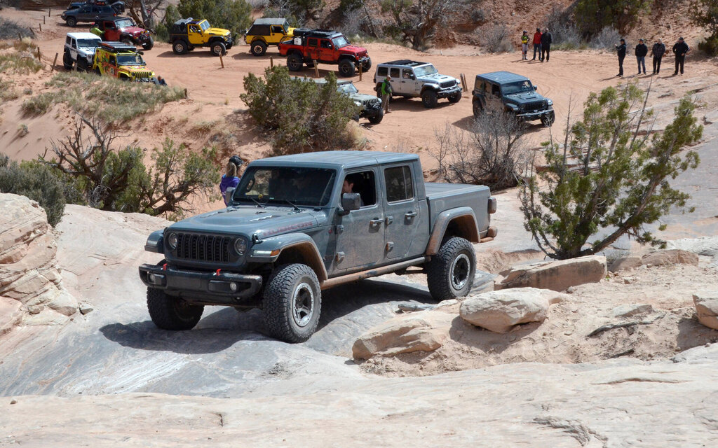 Jeep Gladiator 2024 : mieux ficelé pour le quotidien et agile hors route ! 613724-jeep-gladiator-2024-mieux-ficele-pour-le-quotidien-et-toujours-aussi-agile-en-hors-route