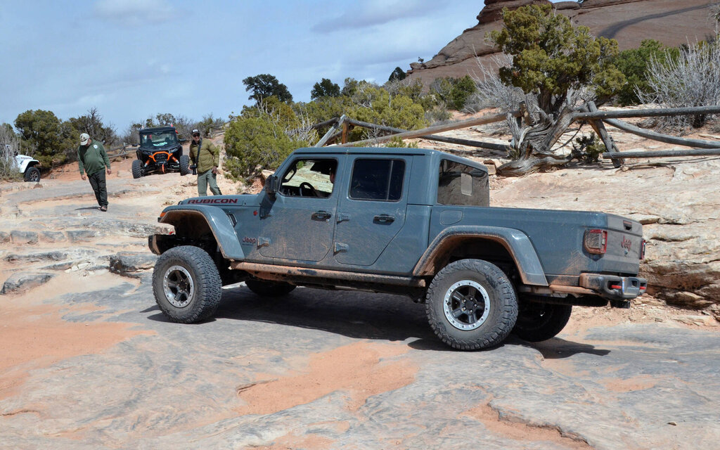 Jeep Gladiator 2024 : mieux ficelé pour le quotidien et agile hors route ! 613725-jeep-gladiator-2024-mieux-ficele-pour-le-quotidien-et-toujours-aussi-agile-en-hors-route