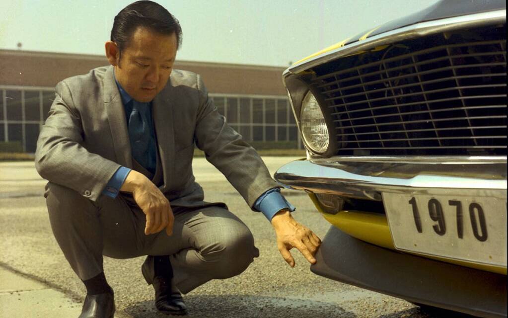 <p>Larry Shinoda devant une Mustang Boss 302&nbsp;1970.</p>
