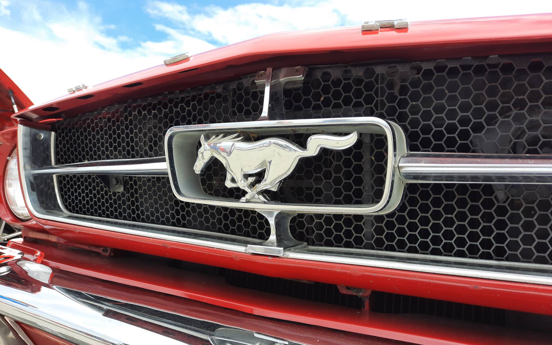 Les Québécois s’unissent pour le plus long convoi de Ford Mustang au monde