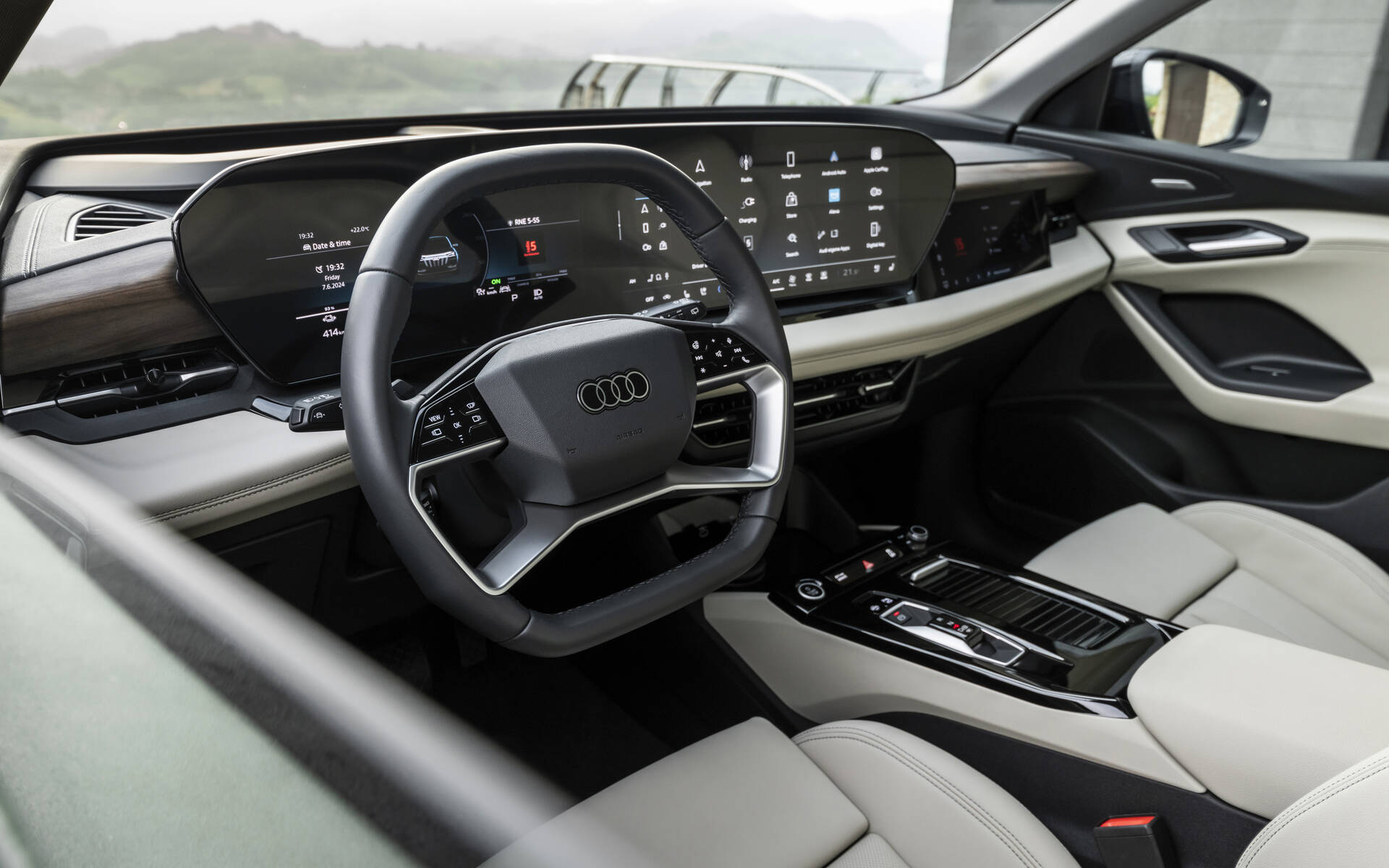 <p>Audi Q6 e-tron 2025</p>