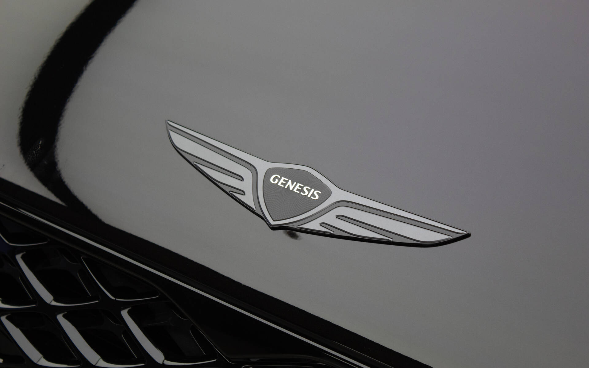 <p>Le logo de la Genesis G90 Black Edition</p>