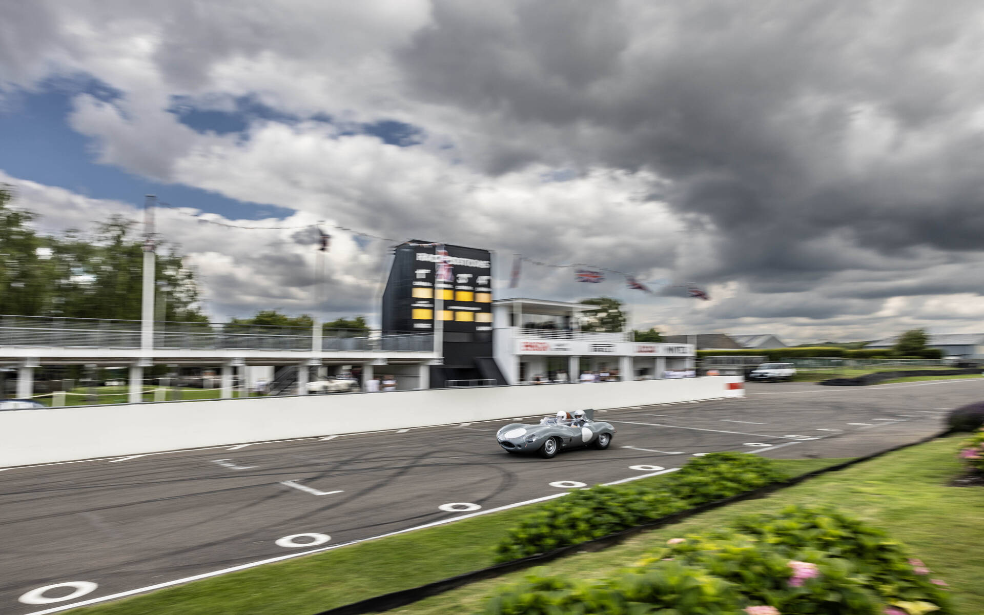 <p>Jaguar classiques sur le circuit de Goodwood</p>