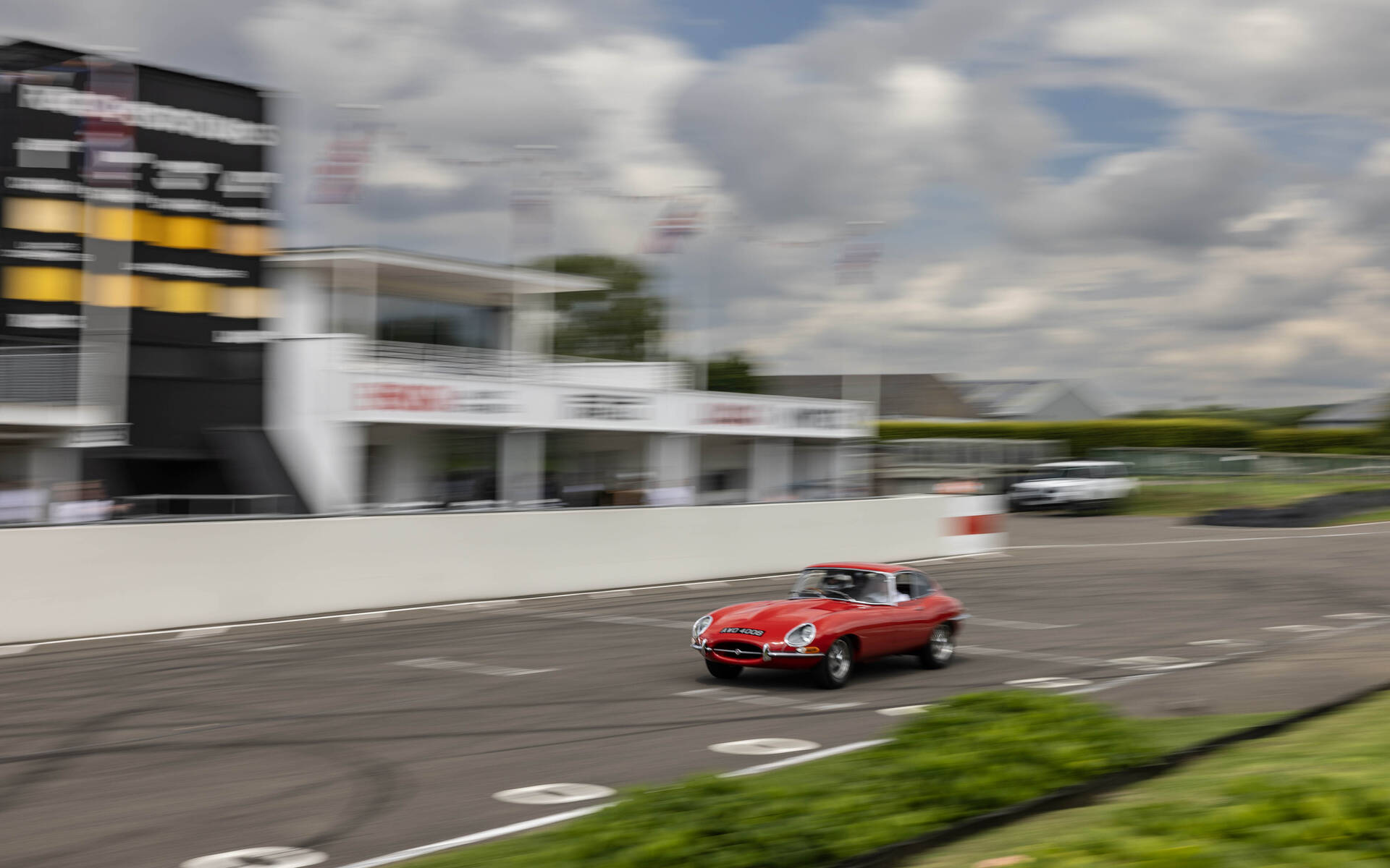 <p>Jaguar classiques sur le circuit de Goodwood</p>