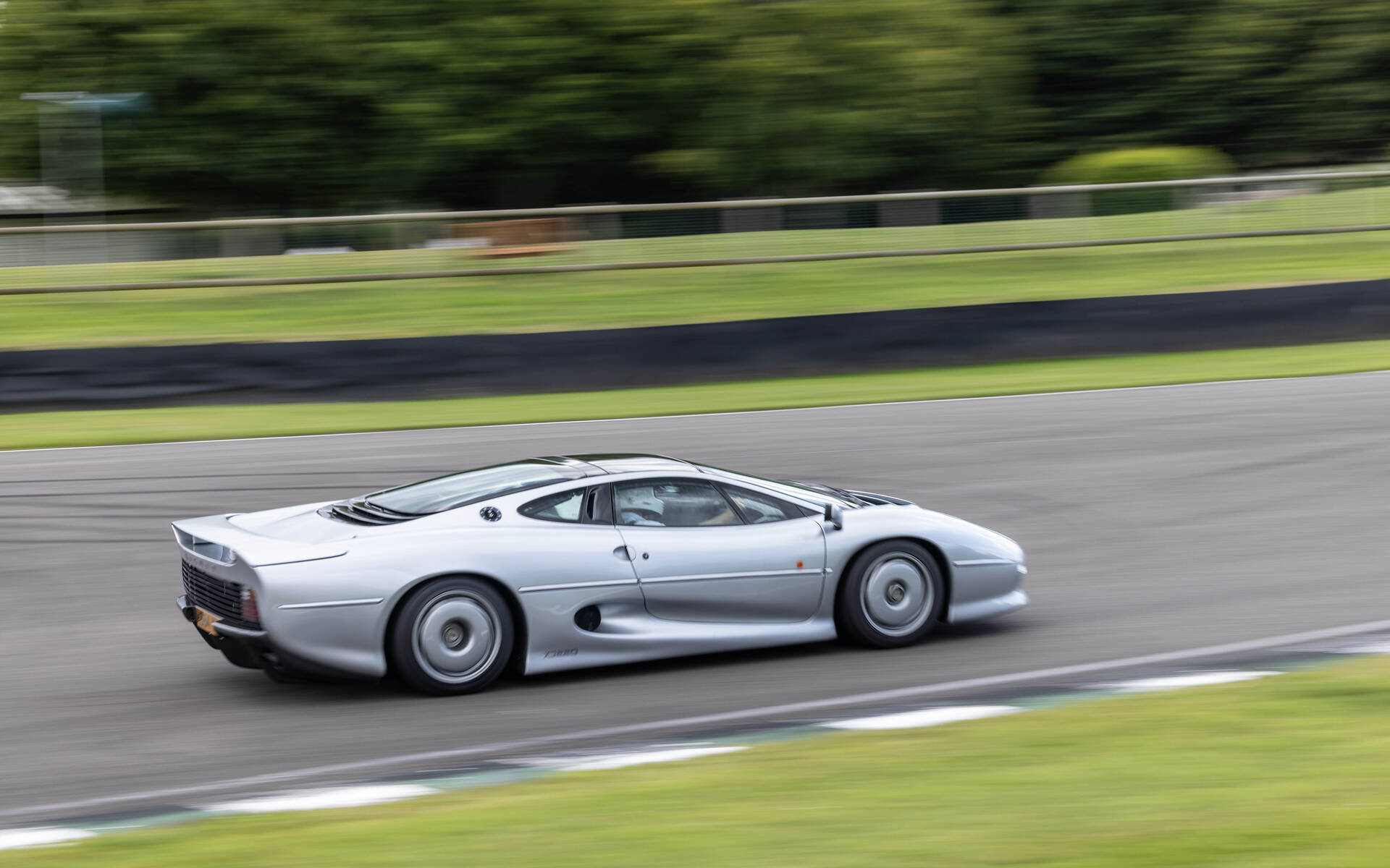 <p>Jaguar classiques sur le circuit de Goodwood</p>