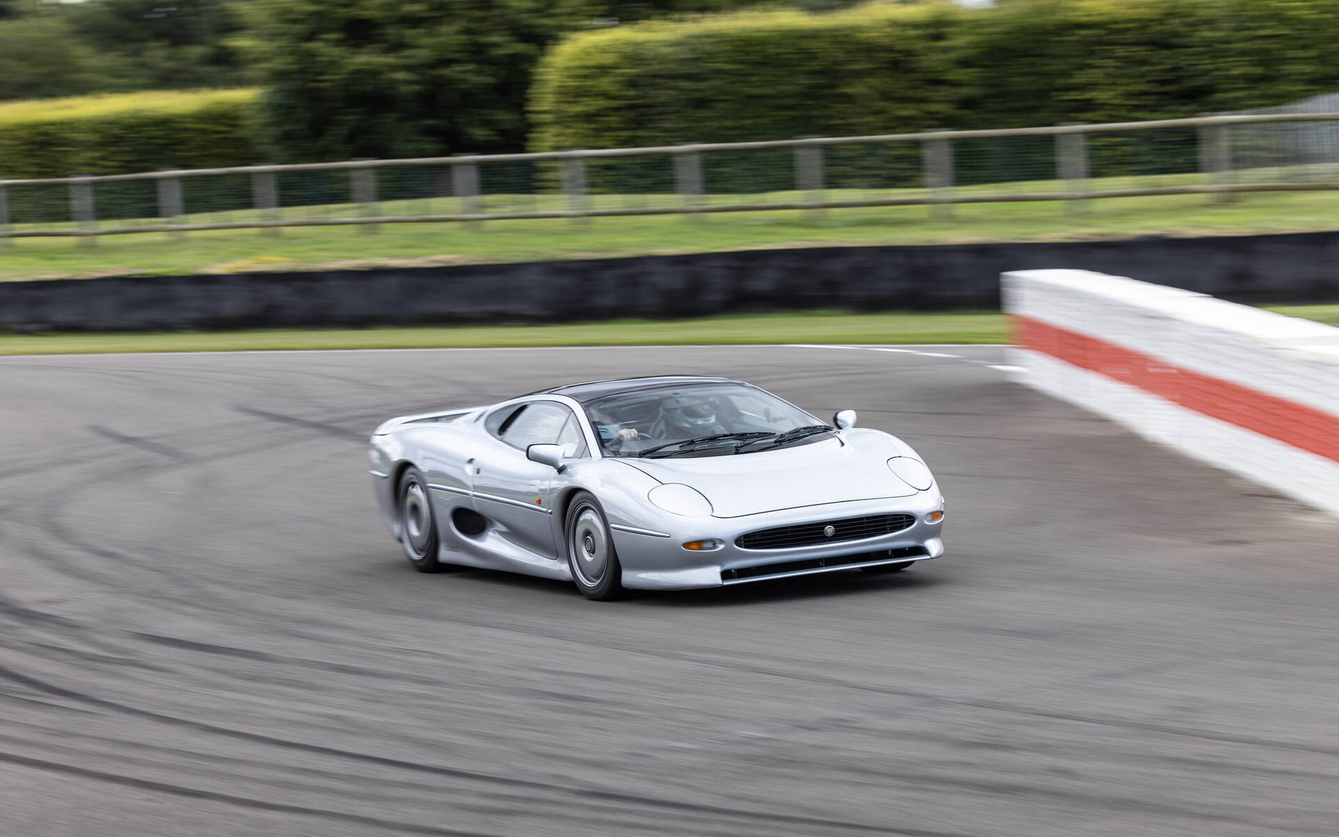 <p>Jaguar classiques sur le circuit de Goodwood</p>