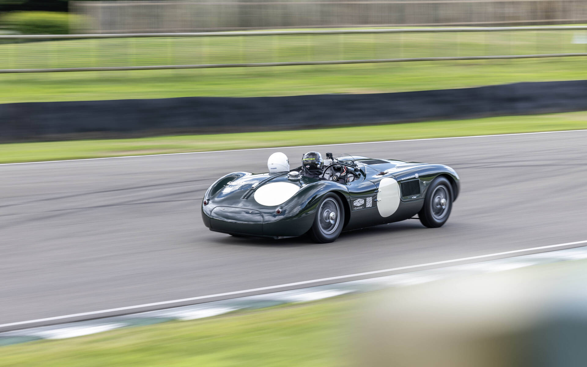 <p>Jaguar classiques sur le circuit de Goodwood</p>