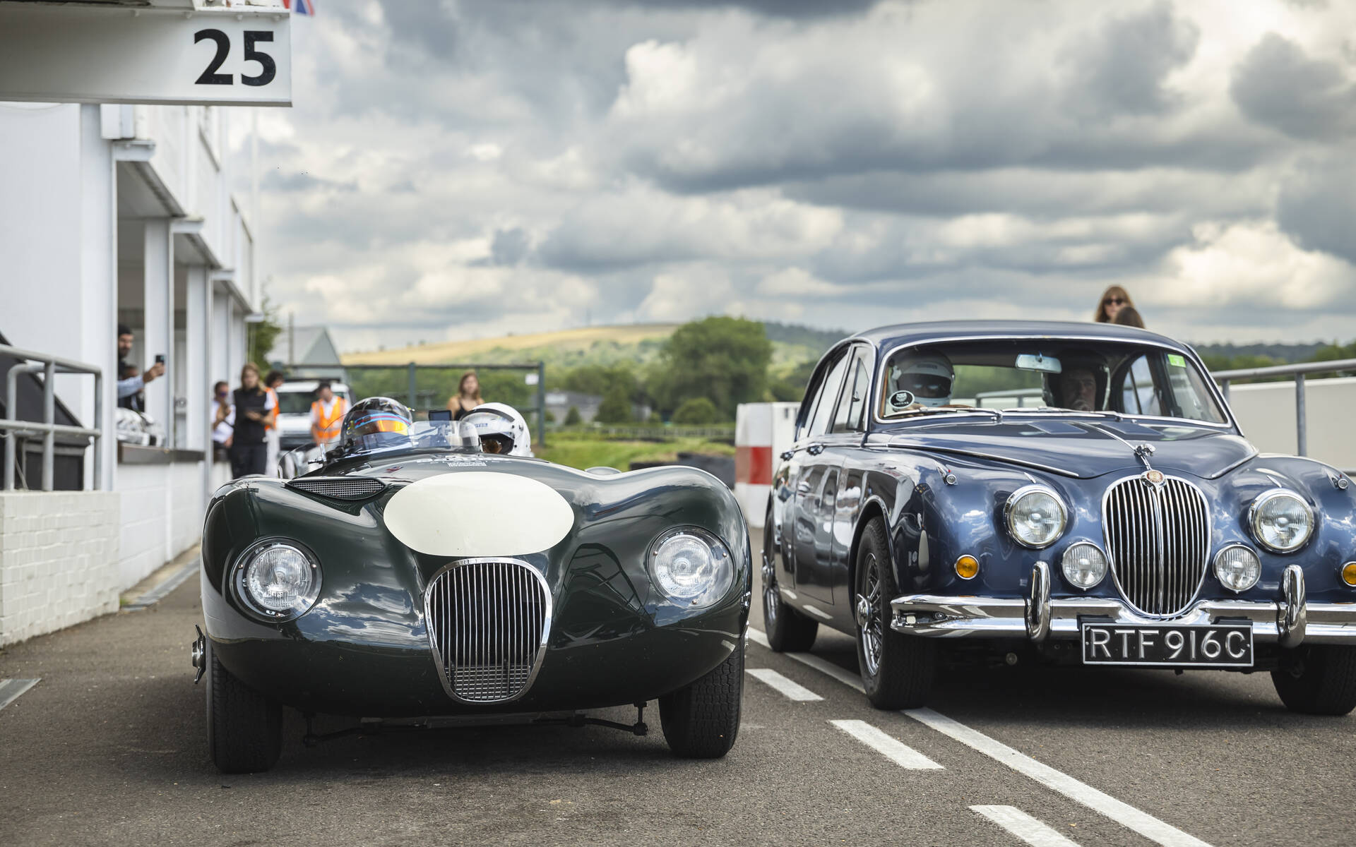 <p>Jaguar classiques sur le circuit de Goodwood</p>