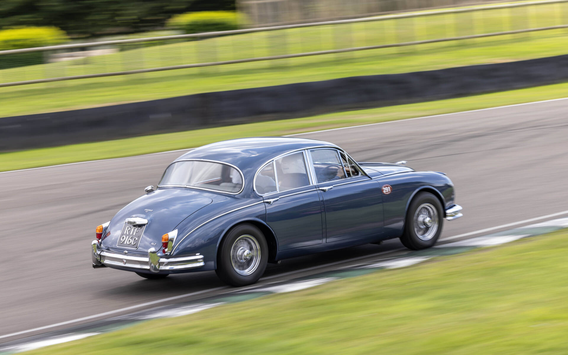 <p>Jaguar classiques sur le circuit de Goodwood</p>