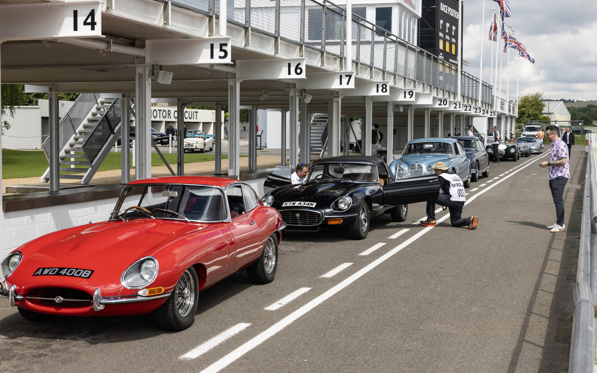 <p>Jaguar classiques sur le circuit de Goodwood</p>