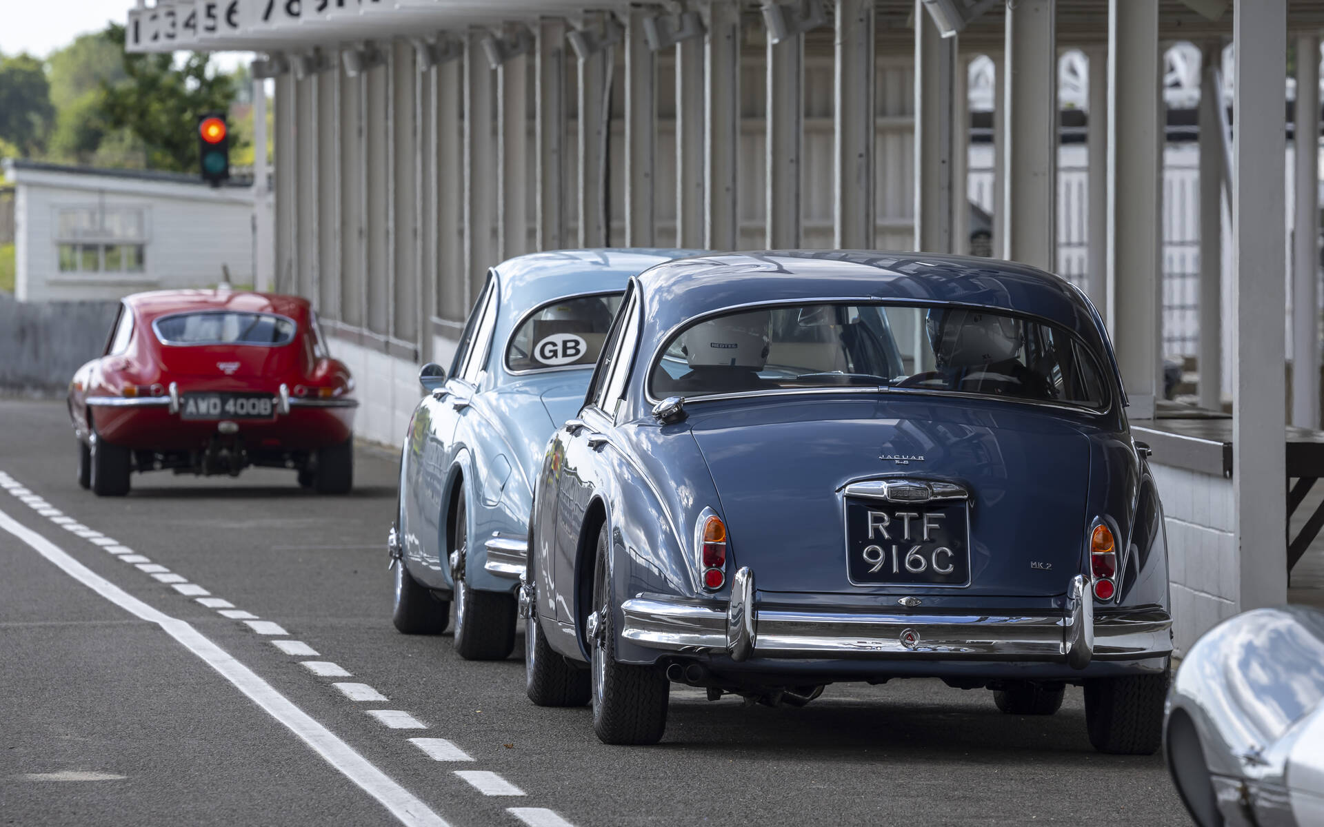 <p>Jaguar classiques sur le circuit de Goodwood</p>