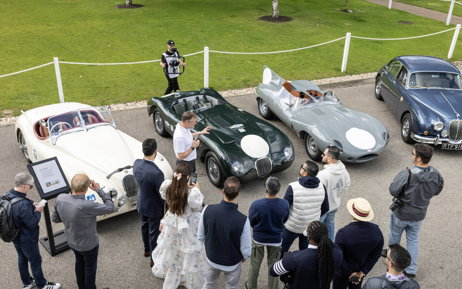 <p>Jaguar classiques sur le circuit de Goodwood</p>