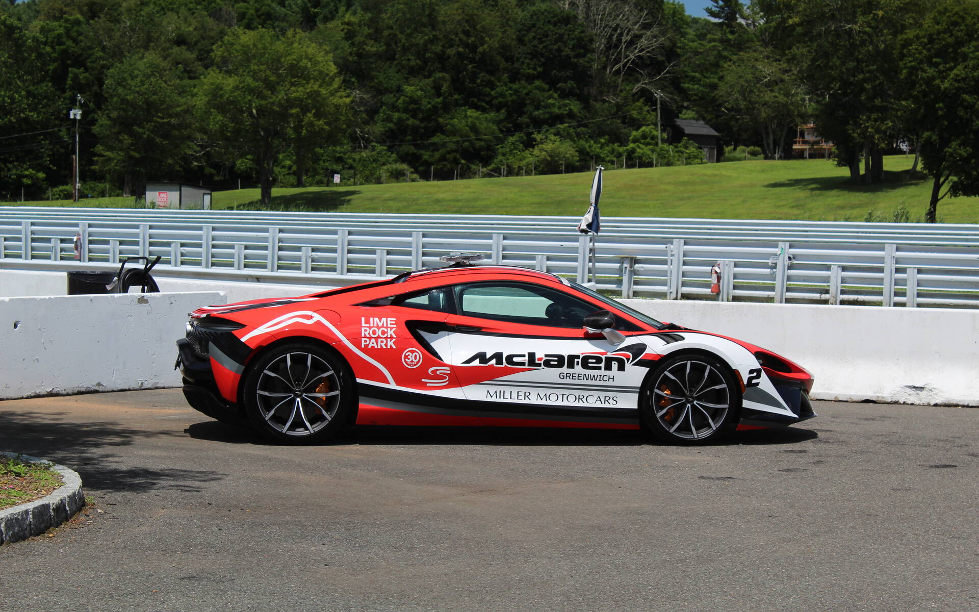 <p>Cette McLaren Artura joue le rôle de la voiture de tête.</p>