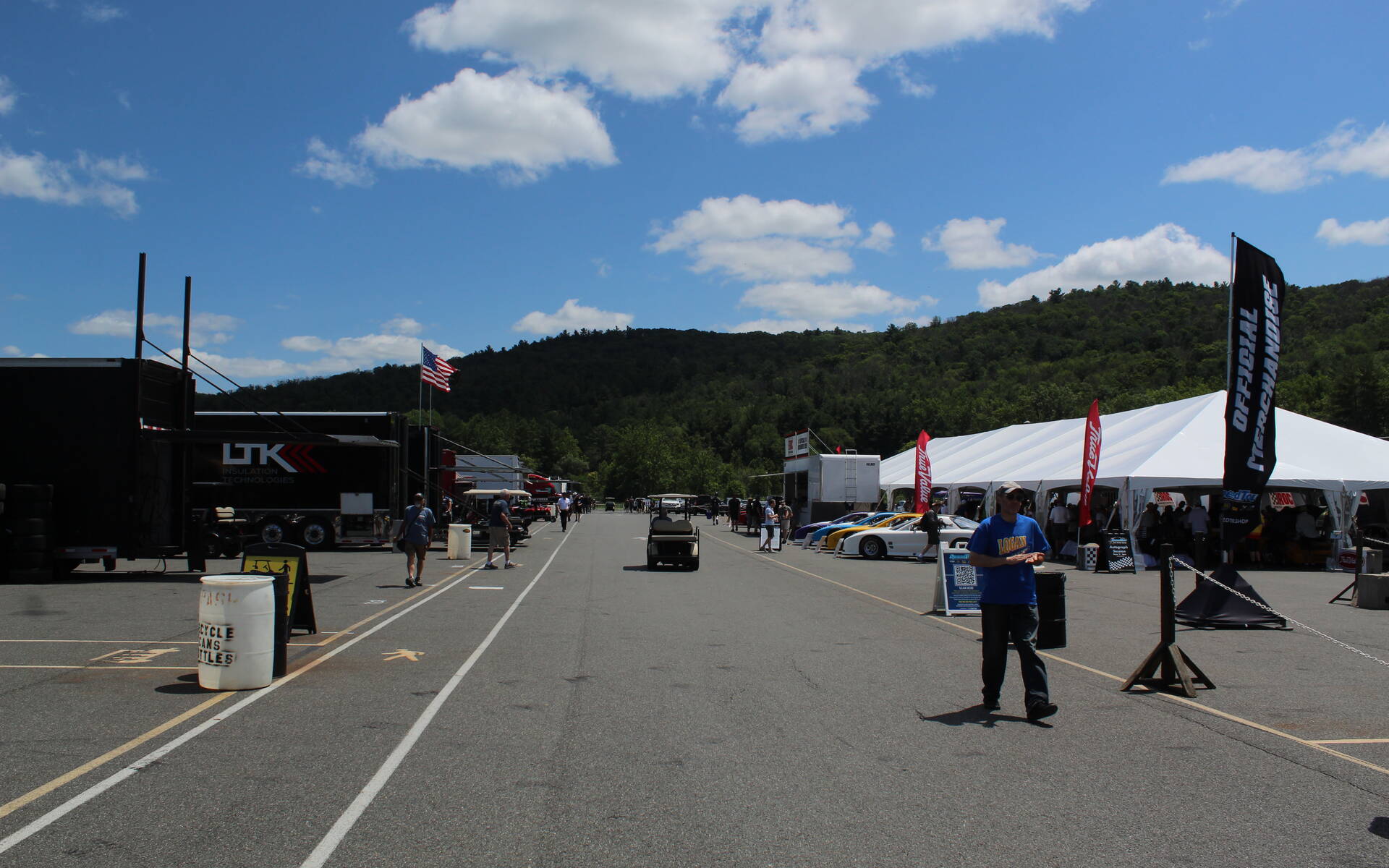 <p>Une autre perspective du paddock des Stock Cars et des IROC/IROC Z.</p>