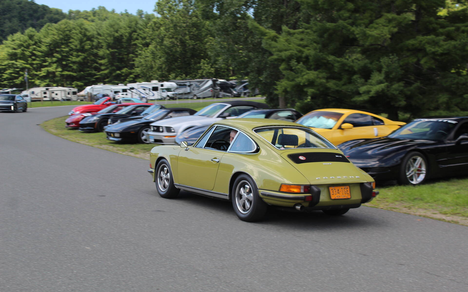 Les véhicules rares et particuliers que nous avons croisés à Lime Rock 627151-les-vehicules-particuliers-que-nous-avons-croises-a-lime-rock