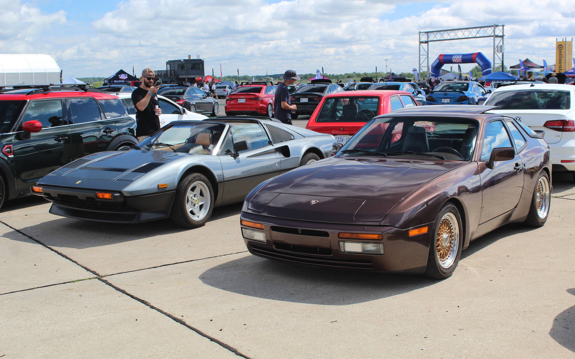 <p>Ferrari 308 (gauche) et Porsche 944 (droite)</p>