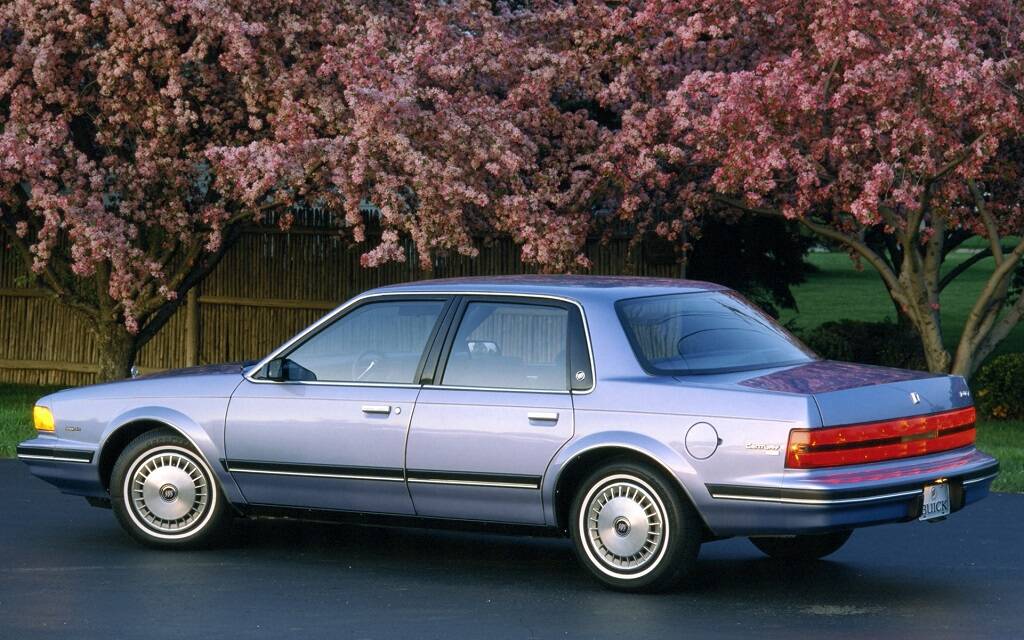 <p>Buick Century 1989 (restylage avant et arrière)</p>